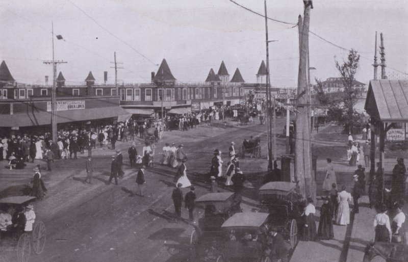 Old Orchard Beach, Maine: Scène bij het station (zwart-wit foto) door American Photographer (after)