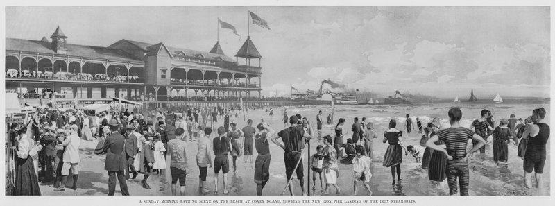 Een Zondagochtend Badsessie op het Strand van Coney Island, met de Nieuwe IJzeren Pier Landing van de IJzeren Stoomschepen door American Photographer