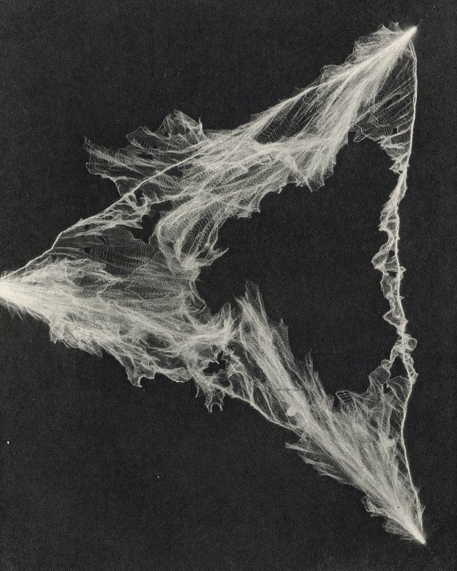 Kunstmatige bliksem geproduceerd in een laboratorium (z/w foto) door American Photographer