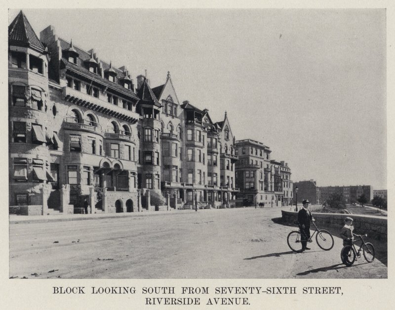 Blok uitkijkend naar het zuiden vanaf Seventy-Sixth Street, Riverside Avenue door American Photographer