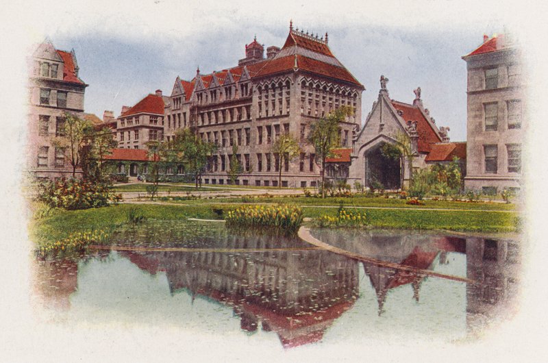 Chicago: Hull Court, vanaf Botany Pond, Anatomy Building en Hull Gate (kleurenfoto) door American Photographer