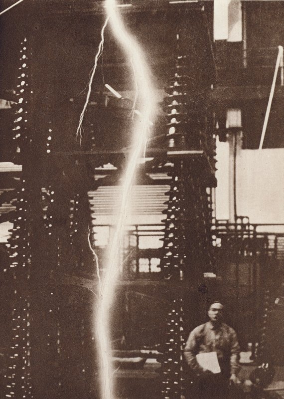 Ontlading van kunstmatige bliksem van een generator van vijf miljoen volt (zwart-wit foto) door American Photographer