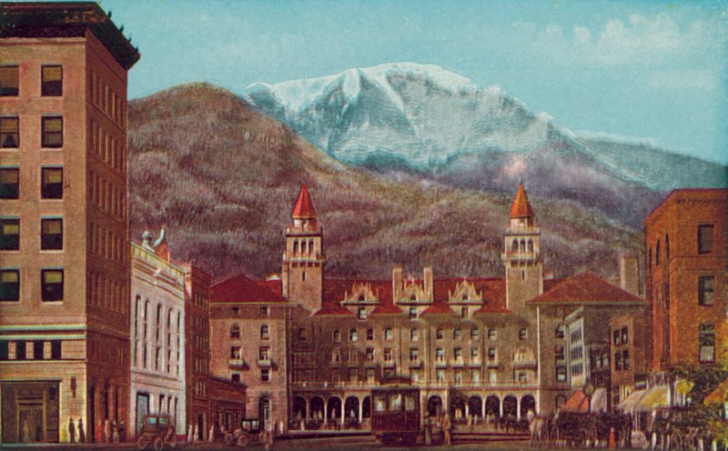 Pikes Peak Avenue, Colorado Springs, Colorado, Pikes Peak in de verte (kleurenfoto) door American Photographer