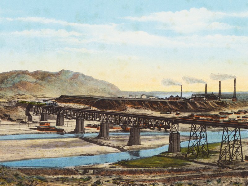 Spoorbrug over de Rio Grande en de Great Customs Smelter bij El Paso, Texas (kleurenfoto) door American Photographer