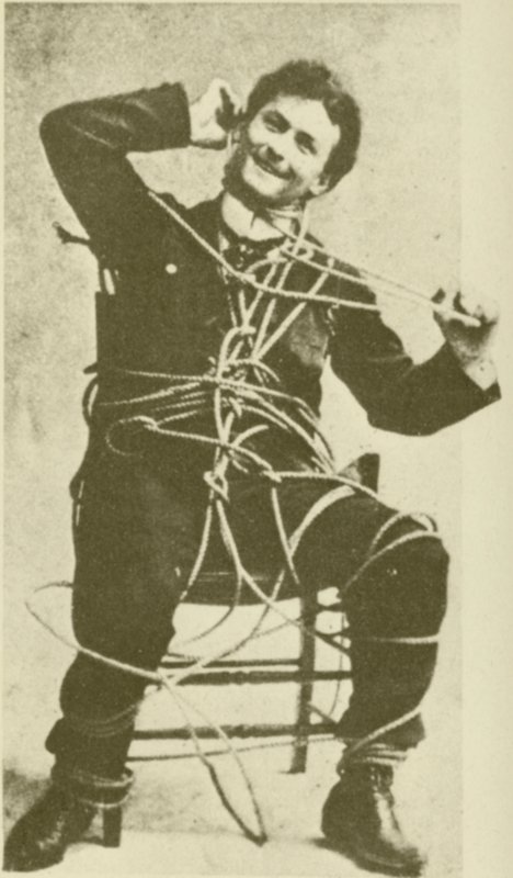 De jonge Harry Houdini doet een touwtruc in 1898 (z/w foto) door American Photographer
