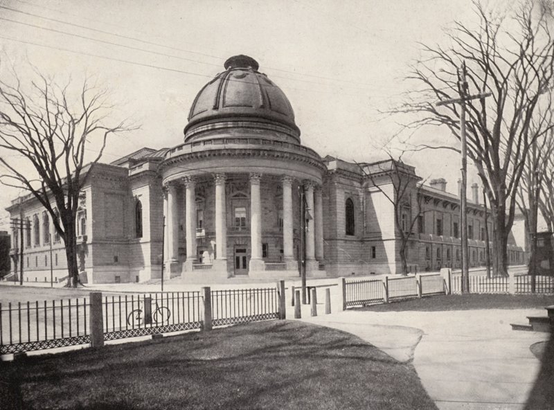 Yale Universiteit: "Rotunda," Woolsey Hall links, Yale Dining-Hall rechts (z/w foto) door American Photographer