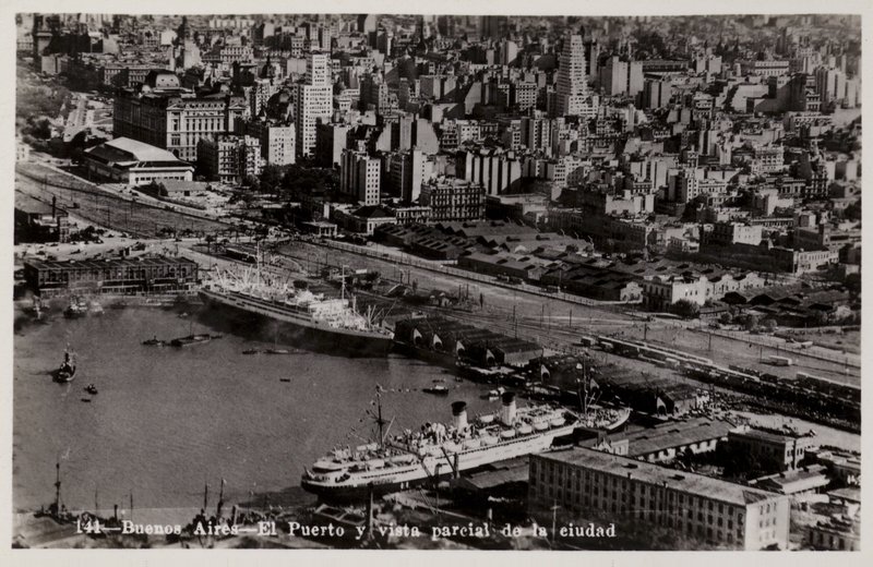 Haven en gedeeltelijk uitzicht op de stad, Buenos Aires, Argentinië door Argentinian Photographer
