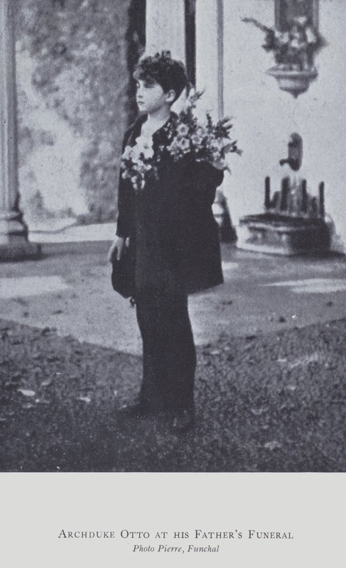 Aartshertog Otto van Oostenrijk op de begrafenis van zijn vader in 1922 door Austrian Photographer