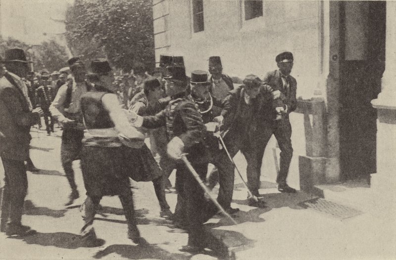 De arrestatie van Gavrilo Princip nadat hij aartshertog Franz Ferdinand van Oostenrijk in Sarajevo had vermoord door Austrian Photographer