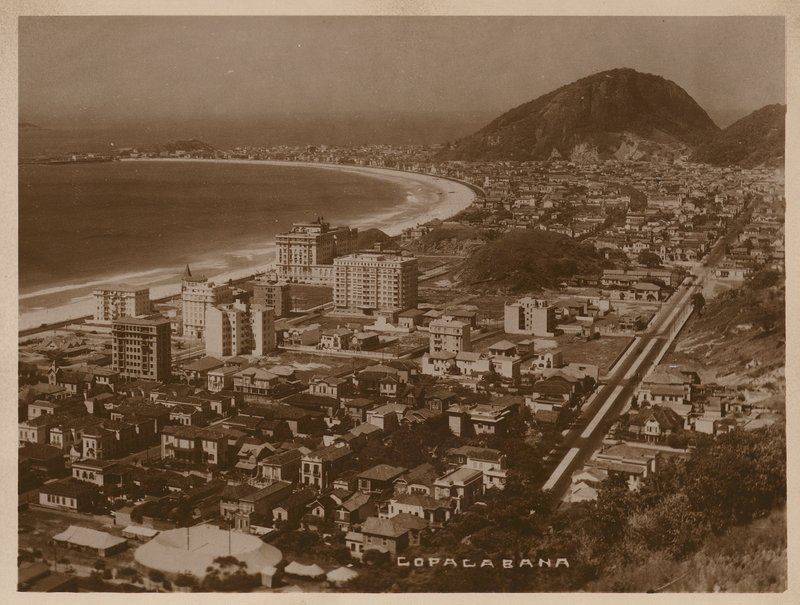 Copacabana, Rio de Janeiro (z/w foto) door Brazilian Photographer