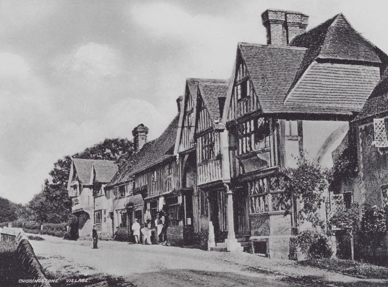 Chiddingstone Village door Charles Essenhigh Corke