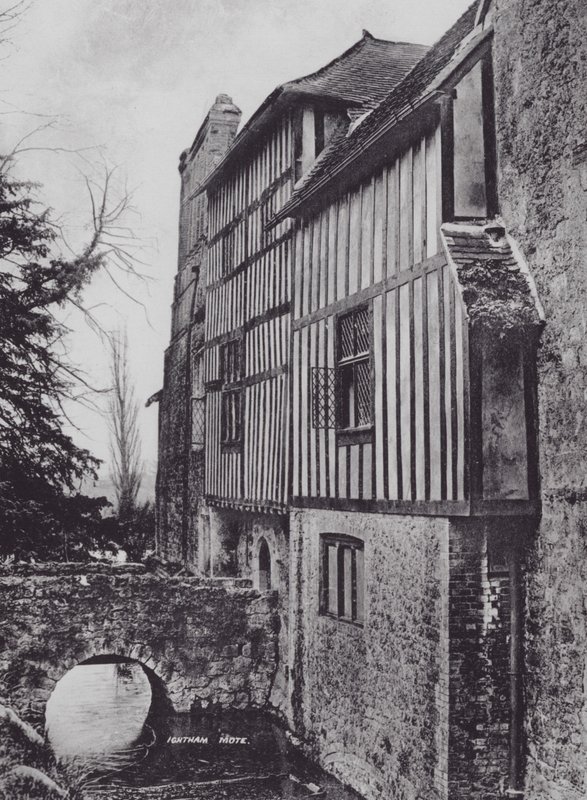 Ightham Mote (zwart-wit foto) door Charles Essenhigh Corke