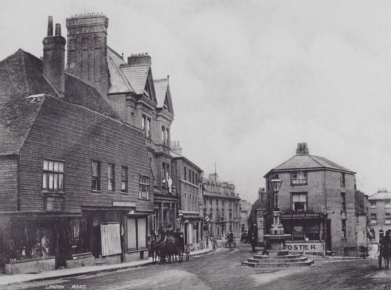Sevenoaks: London Road door Charles Essenhigh Corke