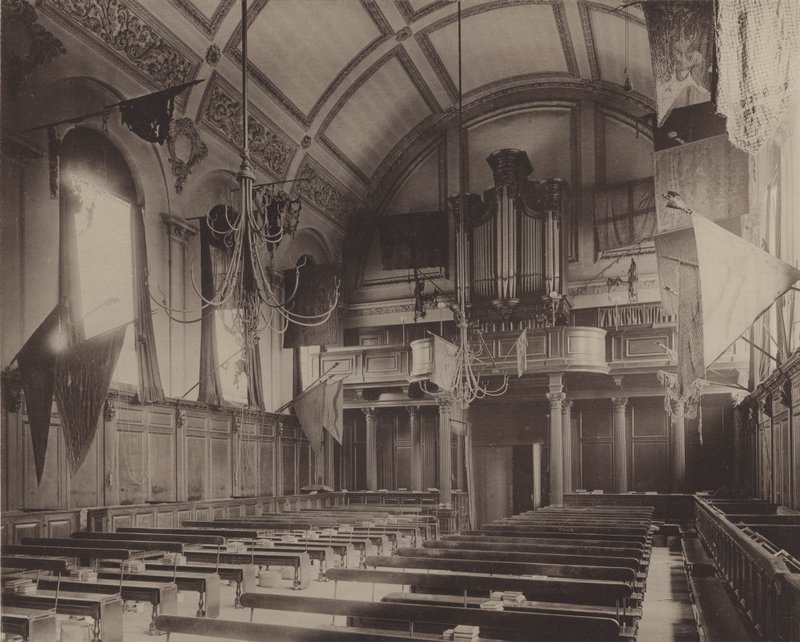 Chelsea Hospital, interieur van de kapel door Charles Latham