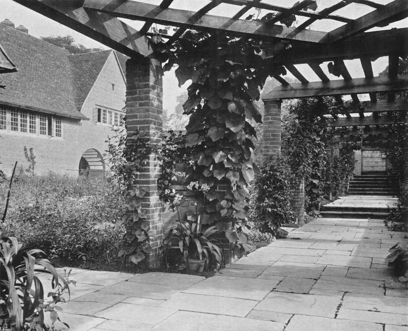 Kijkend naar het Noorden langs de Pergola door Charles Latham