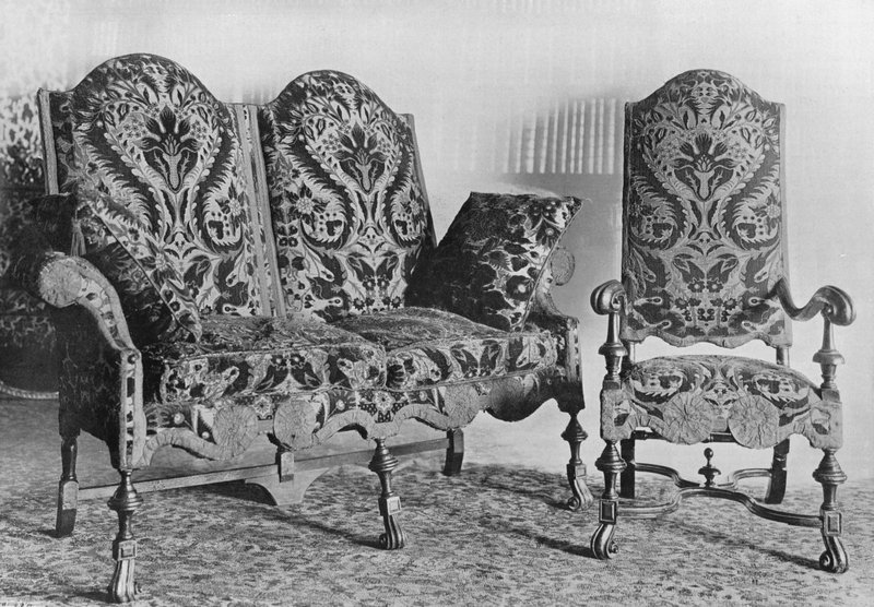Set van Walnootstoelen en Bank Bekleed met Engels Fluweel door Charles Latham