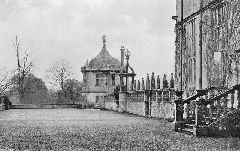 Het terras tussen de voorhof en privétuin door Charles Latham