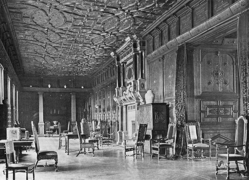 Het westelijke uiteinde van de lange galerij door Charles Latham