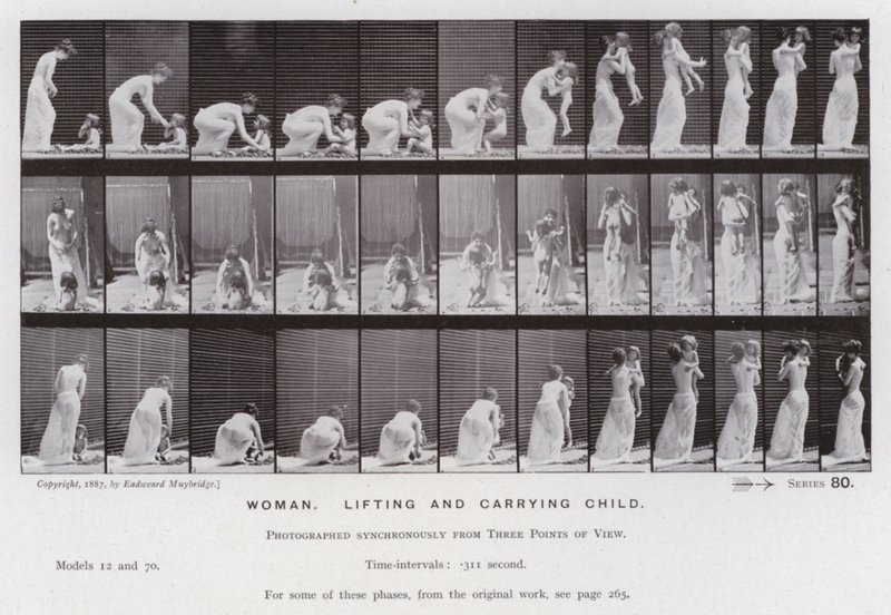 Het menselijk lichaam in beweging: Vrouw, tilt en draagt een kind (zwart-wit foto) door Eadweard Muybridge