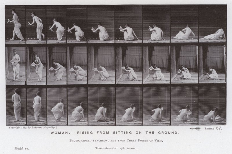 Het menselijk lichaam in beweging: Vrouw, staat op van de grond (zwart-wit foto) door Eadweard Muybridge