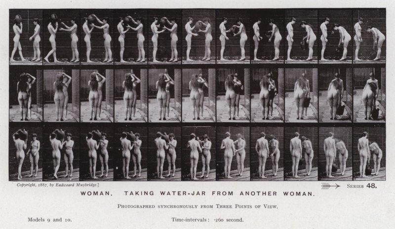 Het menselijk lichaam in beweging: Vrouw, neemt waterkruik van een andere vrouw (zwart-wit foto) door Eadweard Muybridge