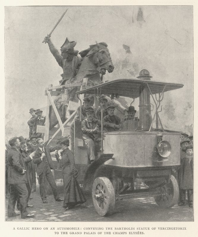 Een Gallische held op een automobiel, het Bartholdi-standbeeld van Vercingetorix vervoerend naar het Grand Palais van de Champs Elysees door English Photographer