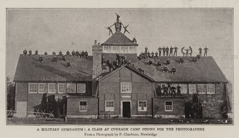 Een militaire gymnastiekzaal, een klas in Curragh Camp poseert voor de fotograaf door English Photographer