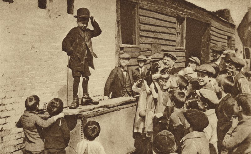 Een opkomende humorist uit East End die een Charlie Chaplin-imitatie doet (zw/w foto) door English Photographer