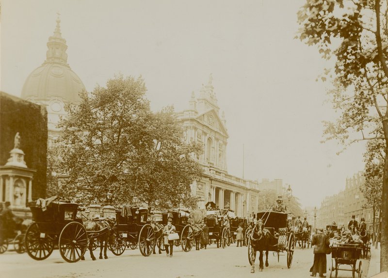 Een drukke straat met Brompton Oratory door English Photographer