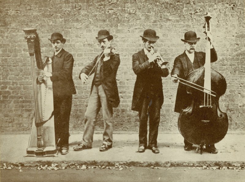 Een groep straatmuzikanten door English Photographer