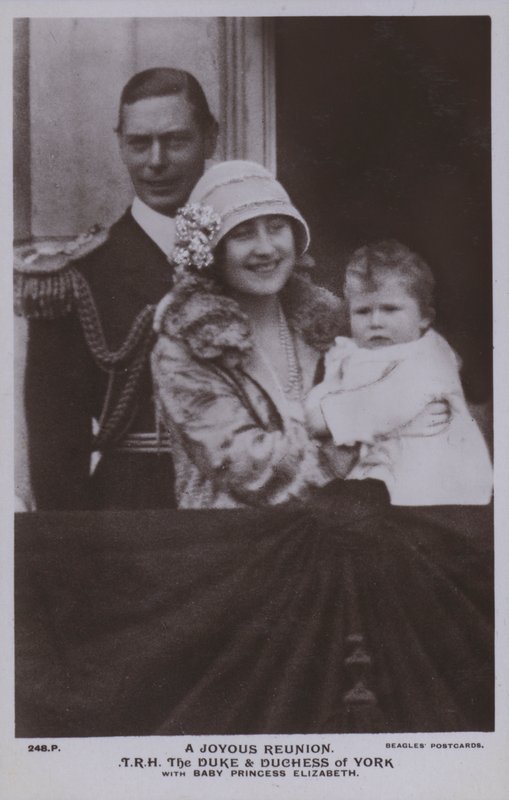 Een vreugdevolle hereniging, de hertog en hertogin van York met baby prinses Elizabeth door English Photographer