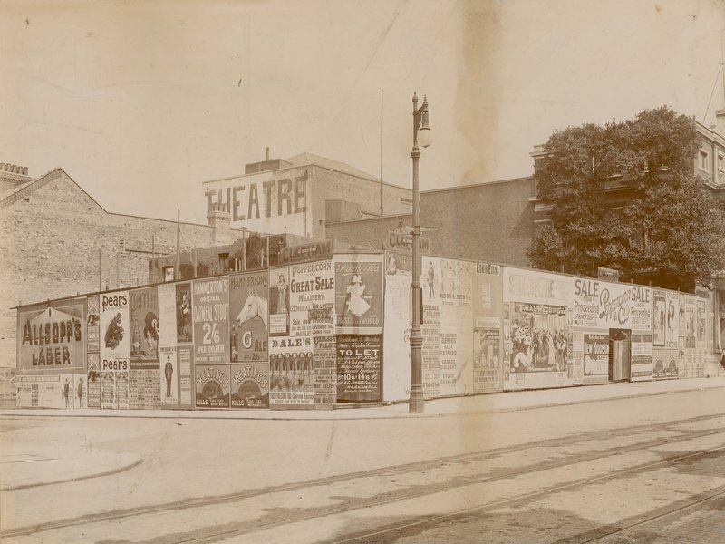 Reclames op de hoek van Latchmere Road en Lavender Hill, Wandsworth, Londen door English Photographer