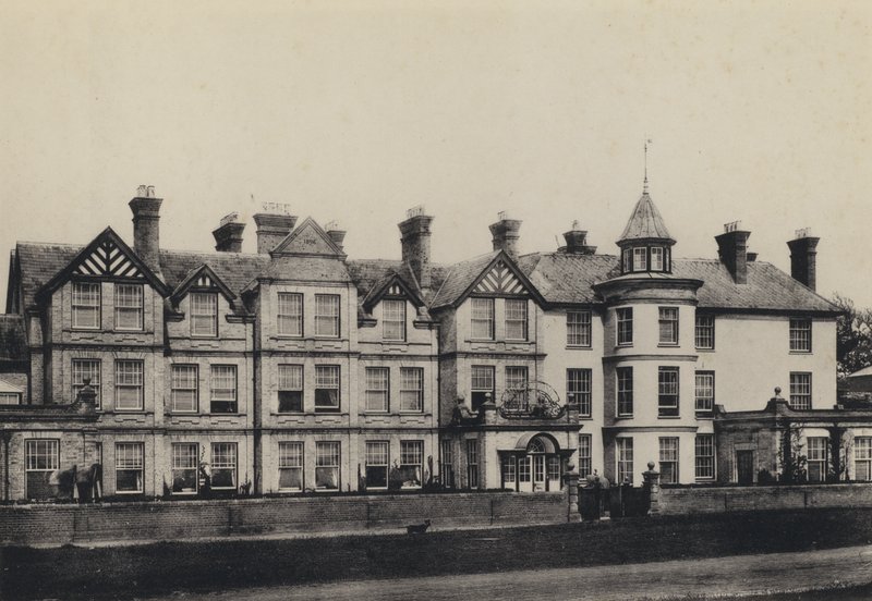 Aldeburgh, Wentworth Castle Hotel (zwart-wit foto) door English Photographer