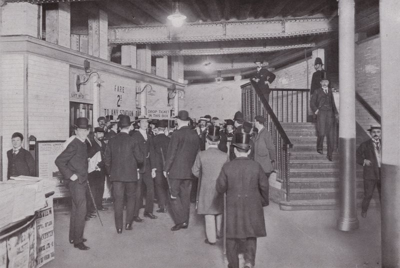 Bij het Bank Station van de Central London Railway, Ingang door English Photographer