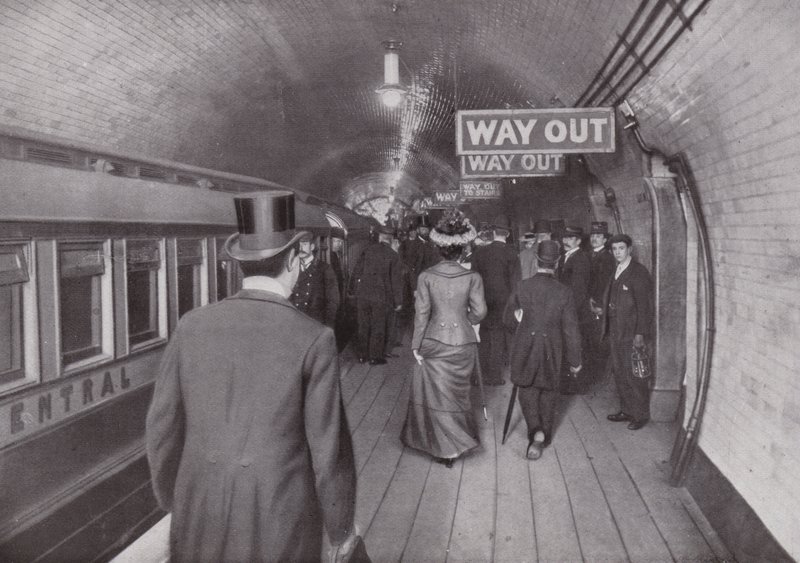 Bij het Bank Station van de Central London Railway, Uitgang door English Photographer