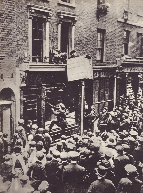 Aanval op Duitse winkel in Londen, ca. 1914 door English Photographer