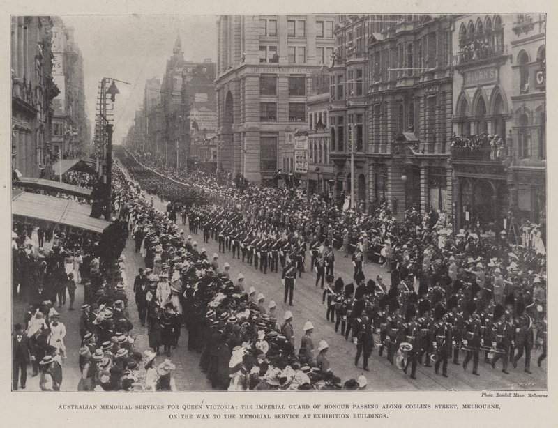Australische herdenkingsdienst voor koningin Victoria, de keizerlijke erewacht passeert Collins Street, Melbourne, op weg naar de herdenkingsdienst in de tentoonstellingsgebouwen door English Photographer