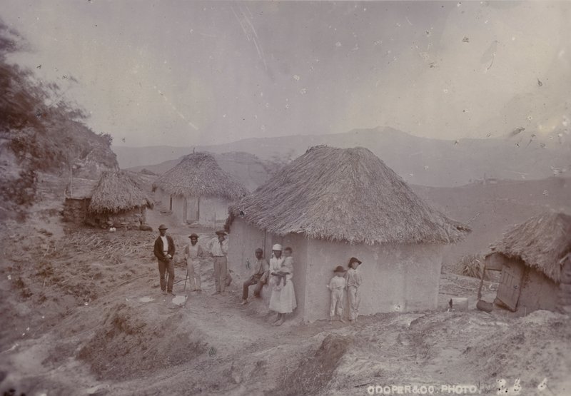 Barbadiaans dorp op een heuvel, 1880 door English Photographer