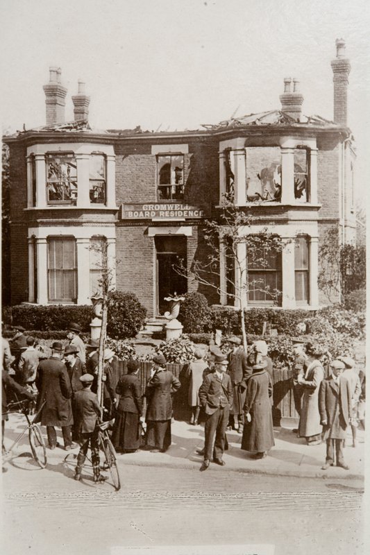 Pension op Cromwell Road beschadigd tijdens een Zeppelin-aanval op Southend, Essex door English Photographer