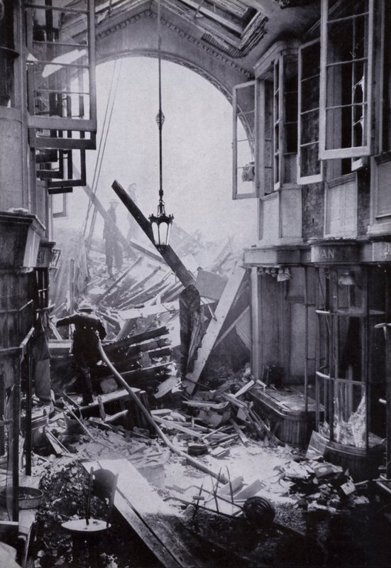 Bombeschadiging aan de Burlington Arcade, Piccadilly, Londen door English Photographer