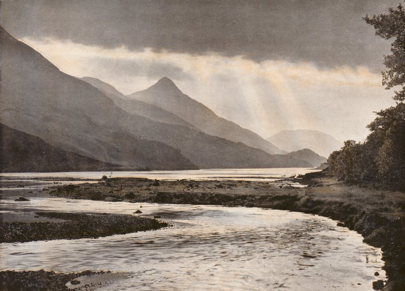 Broeiende storm boven de Pap van Glencoe door English Photographer