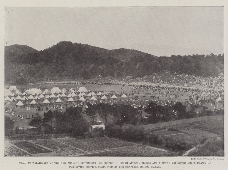 Kamp in Wellington van het Nieuw-Zeelandse contingent voor dienst in Zuid-Afrika, troepen en bezoekende vrijwilligerskorpsen opgesteld voor de kerkdienst, geleid door de kapelaan, bisschop Wallis door English Photographer