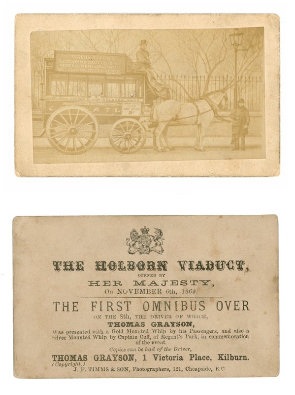 Kaart (voor- en achterkant) ter herdenking van de eerste omnibus die over het Holborn Viaduct reed, 6 november 1869 door English Photographer