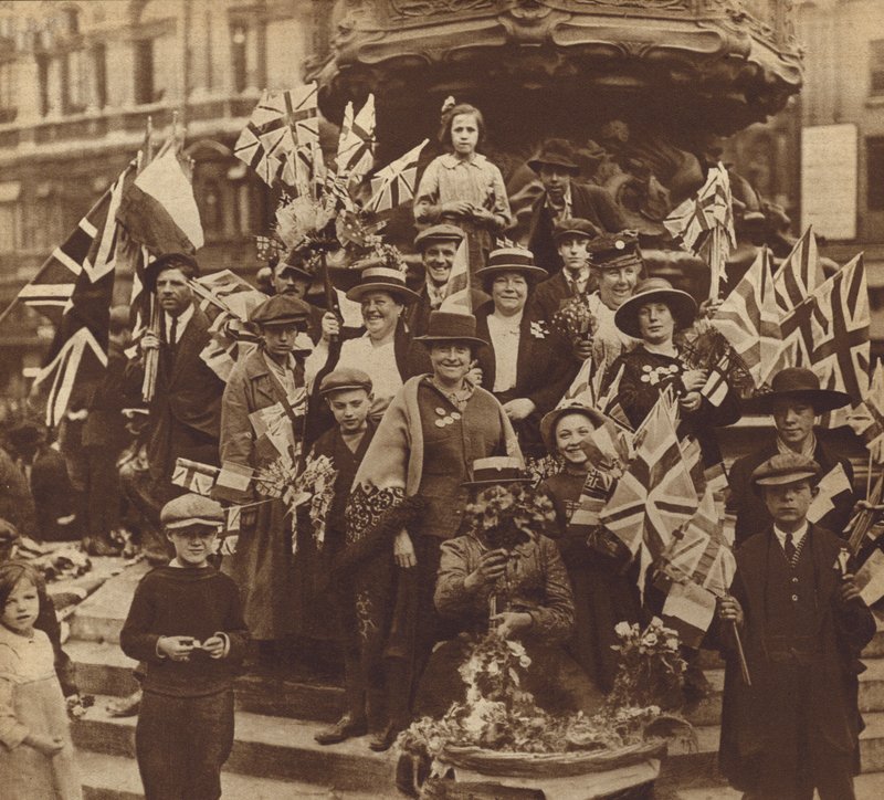Viering van de overwinning in de Eerste Wereldoorlog op Piccadilly Circus, Londen door English Photographer