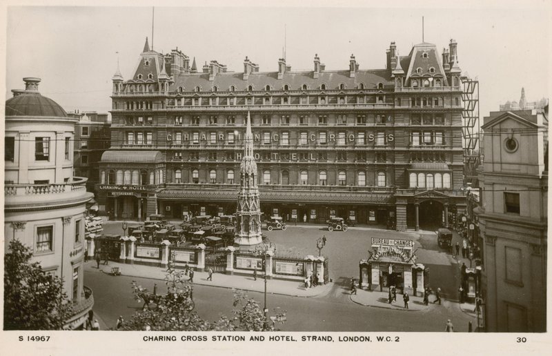Charing Cross Station en Hotel, Strand, Londen door English Photographer