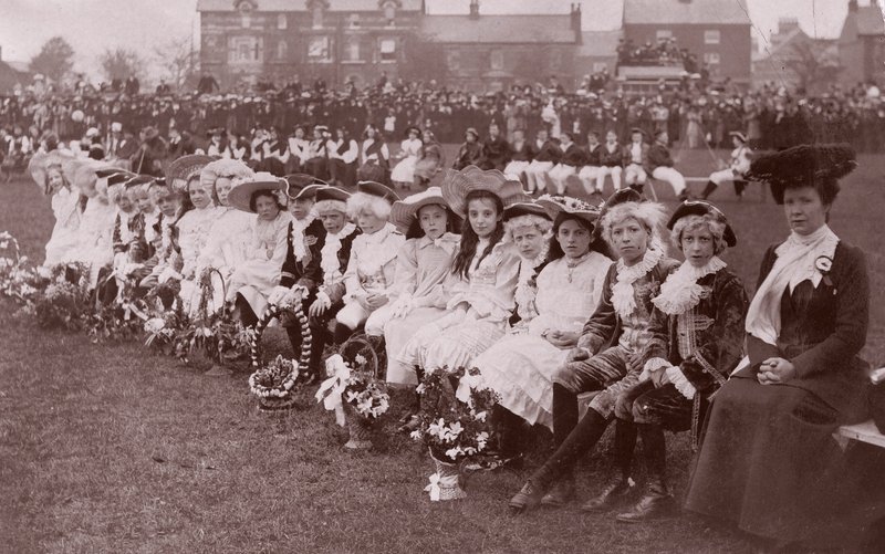 Kinderen in verkleedwedstrijd, ca. 1910 door English Photographer