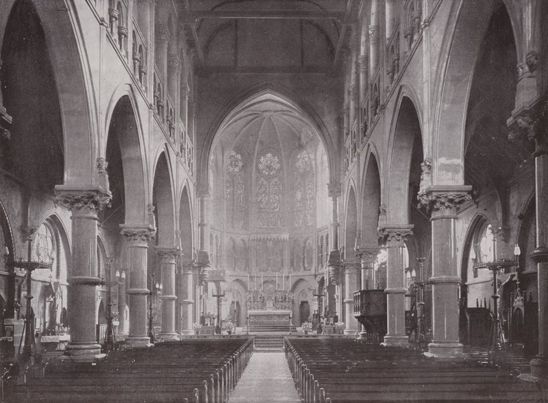 Kerk van Onze-Lieve-Vrouw van Overwinningen, Kensington door English Photographer