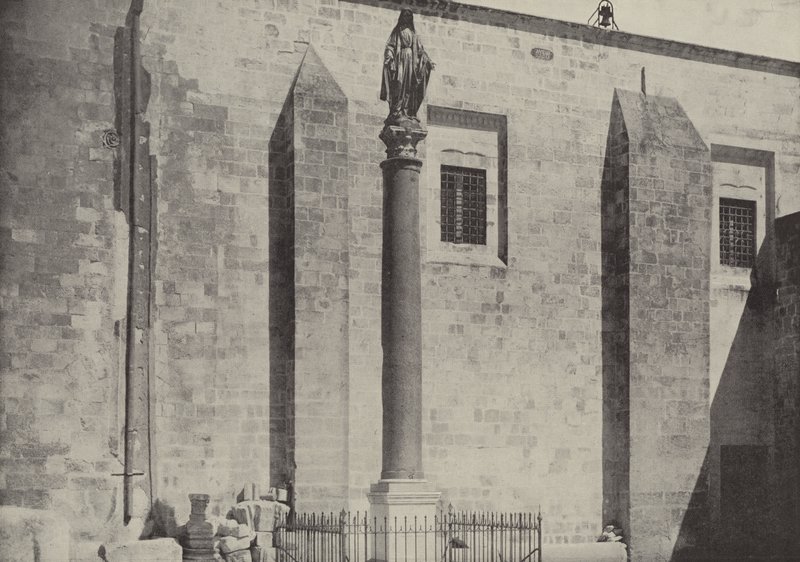 Zuil en standbeeld van de Maagd, Nazareth, nabij de plaats van het huis van Jozef en Maria door English Photographer
