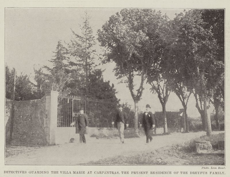 Detectives bewaken Villa Marie in Carpentras, de huidige residentie van de familie Dreyfus door English Photographer
