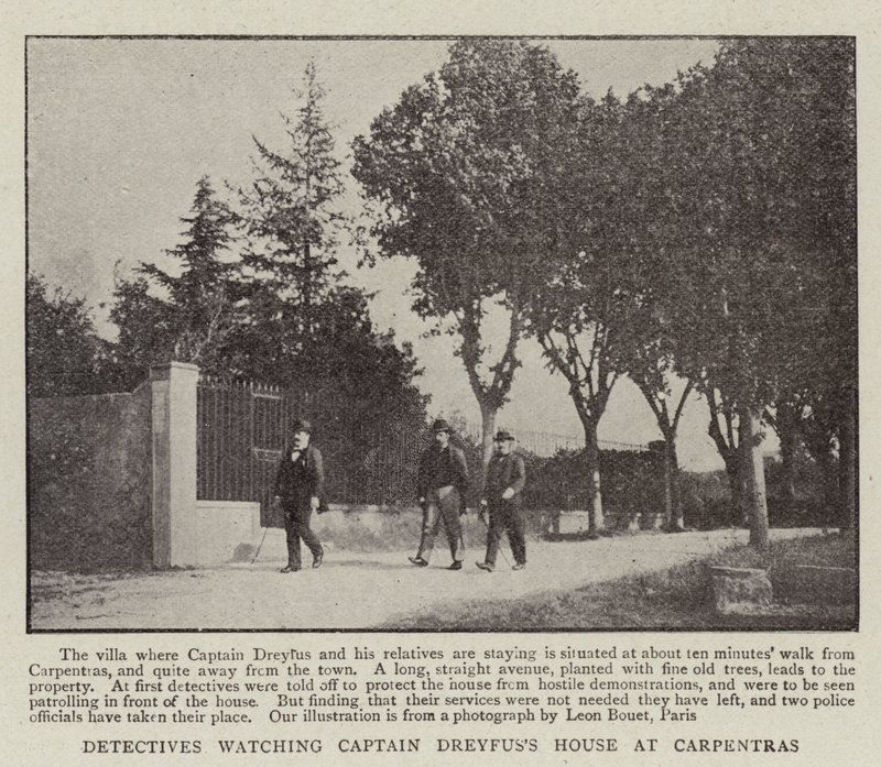 Detectives die het huis van kapitein Dreyfus in Carpentras bewaken door English Photographer